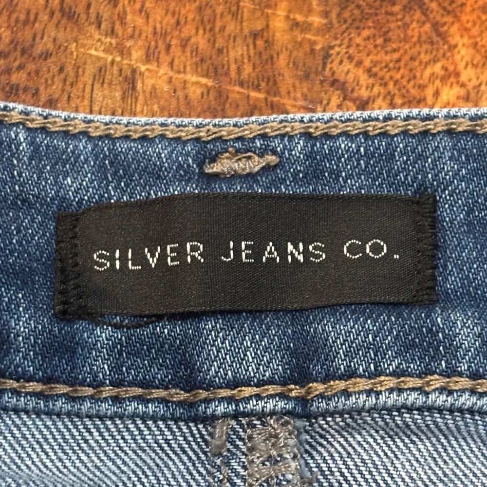 Silver Jeans Co. Women's Boyfriend Mid Rise Shorts - Picture 4 of 7